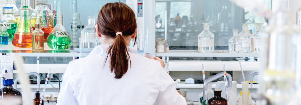 Un chercheur dans un laboratoire